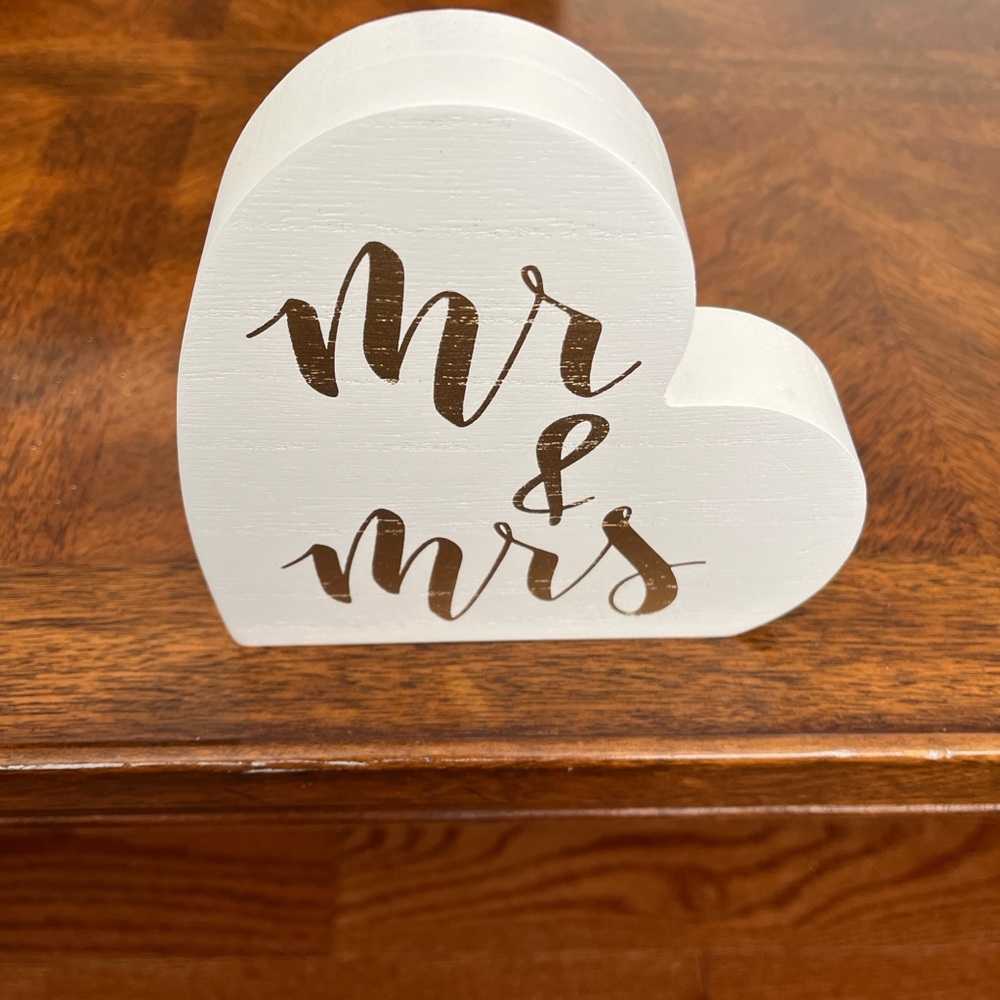 2/$12🔥White Heart-Shaped 'Mr & Mrs' Decor